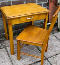 Vieille table d'enfant avec chaise