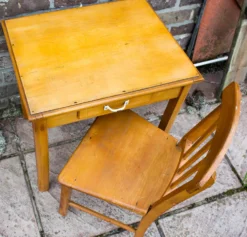 Vieille table d'enfant avec chaise