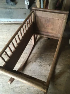 Vieux berceau de Hollande années 1800 en chêne