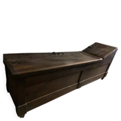 Vieux coffre de sacristain
