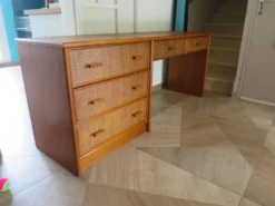 Vintage-Bureau cannage rotin bois-grand plateau-5 tiroirs-Années 60/70
