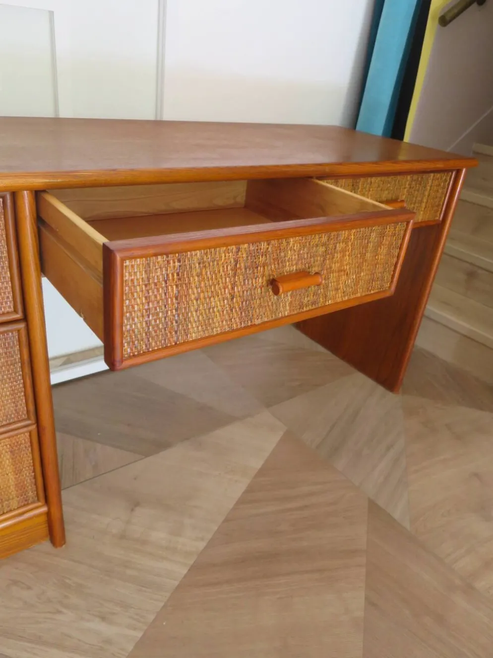 Vintage-Bureau cannage rotin bois-grand plateau-5 tiroirs-Années 60/70