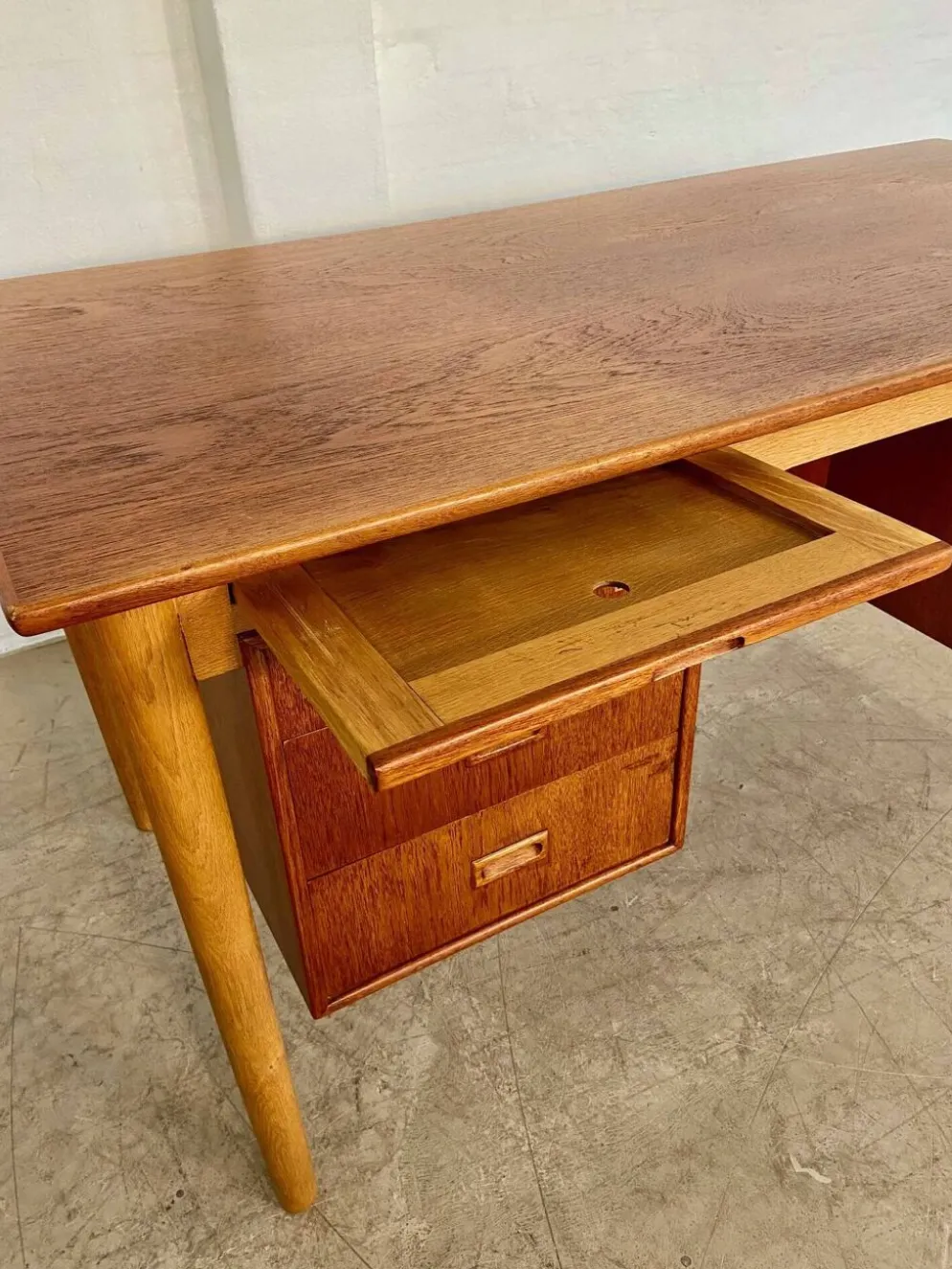 Vintage Danish desk in teak and oak by Børge Mogensen for Søborg Møbelfabrik, 1960s.