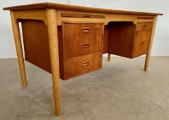 Vintage Danish desk in teak and oak by Børge Mogensen for Søborg Møbelfabrik, 1960s.