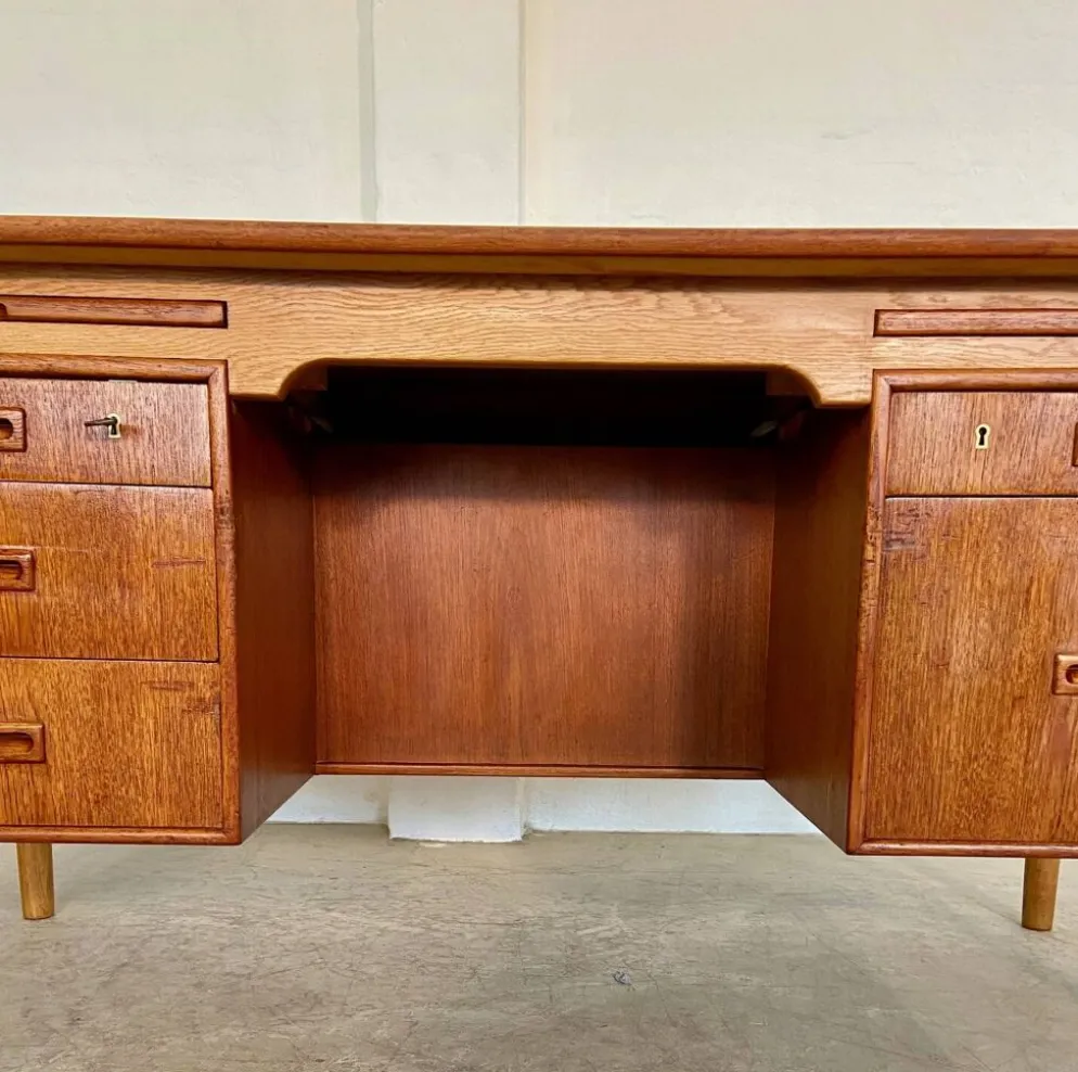 Vintage Danish desk in teak and oak by Børge Mogensen for Søborg Møbelfabrik, 1960s.