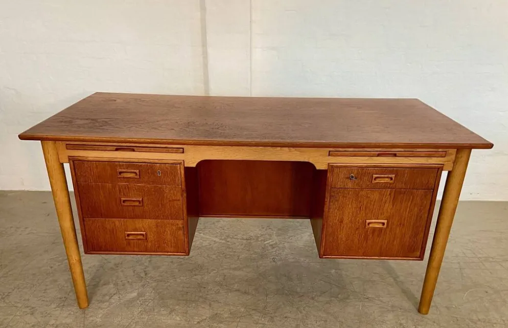 Vintage Danish desk in teak and oak by Børge Mogensen for Søborg Møbelfabrik, 1960s.