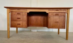 Vintage Danish desk in teak and oak by Børge Mogensen for Søborg Møbelfabrik, 1960s.