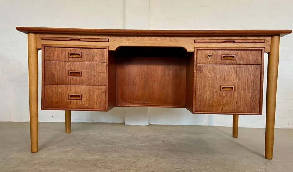 Vintage Danish desk in teak and oak by Børge Mogensen for Søborg Møbelfabrik, 1960s.