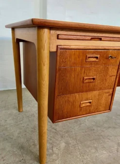 Vintage Danish desk in teak and oak by Børge Mogensen for Søborg Møbelfabrik, 1960s.