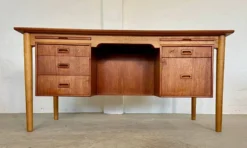 Vintage Danish desk in teak and oak by Børge Mogensen for Søborg Møbelfabrik, 1960s.