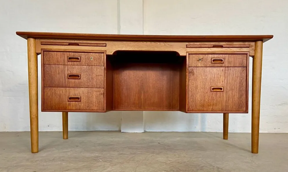 Vintage Danish desk in teak and oak by Børge Mogensen for Søborg Møbelfabrik, 1960s.