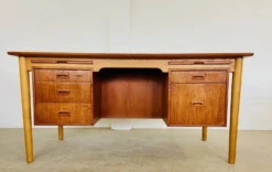 Vintage Danish desk in teak and oak by Børge Mogensen for Søborg Møbelfabrik, 1960s.