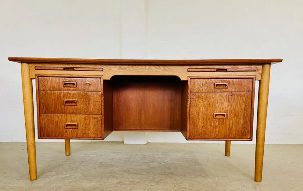 Vintage Danish desk in teak and oak by Børge Mogensen for Søborg Møbelfabrik, 1960s.