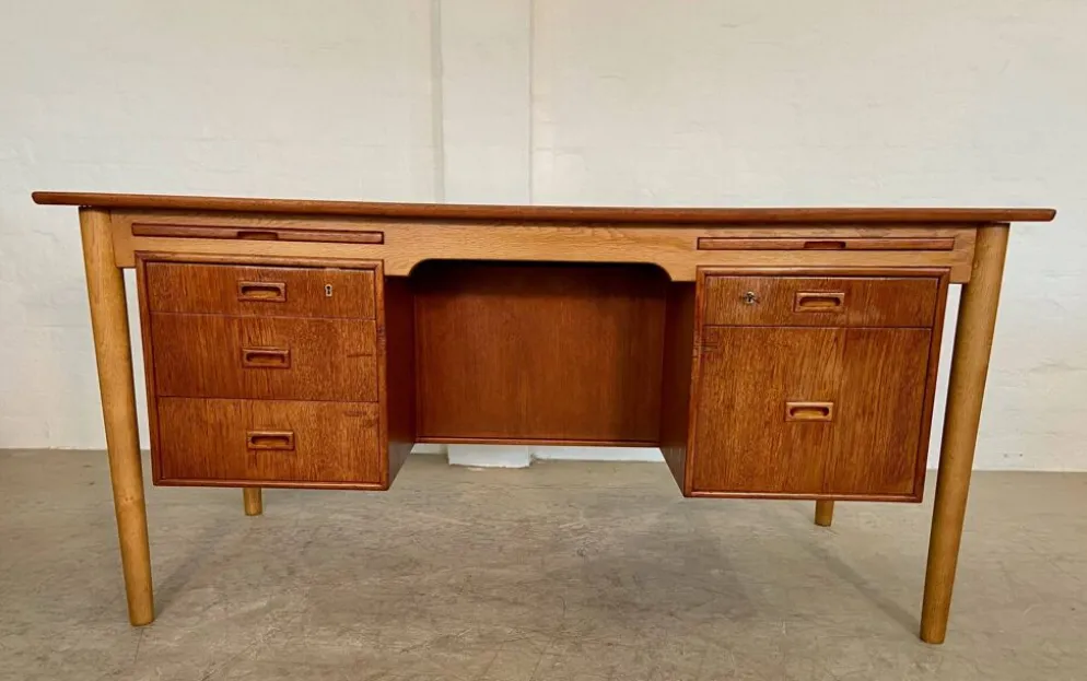 Vintage Danish desk in teak and oak by Børge Mogensen for Søborg Møbelfabrik, 1960s.
