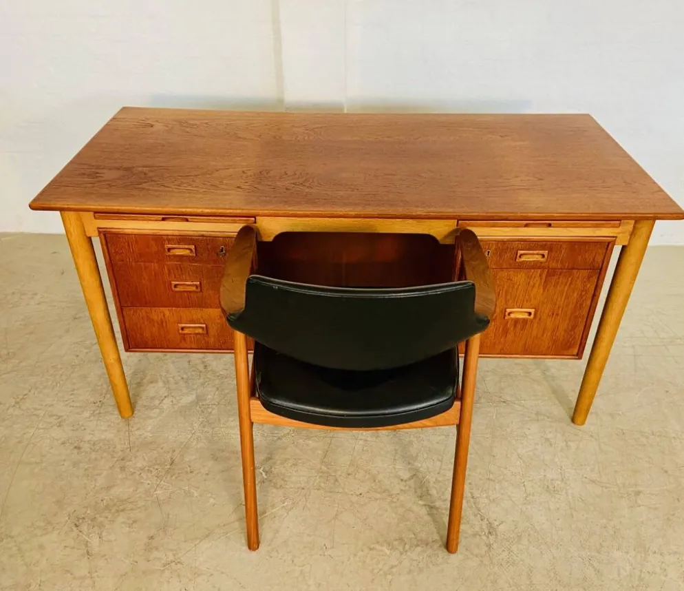 Vintage Danish desk in teak and oak by Børge Mogensen for Søborg Møbelfabrik, 1960s.