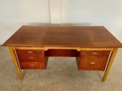 Vintage Danish desk in teak and oak by Børge Mogensen for Søborg Møbelfabrik, 1960s.