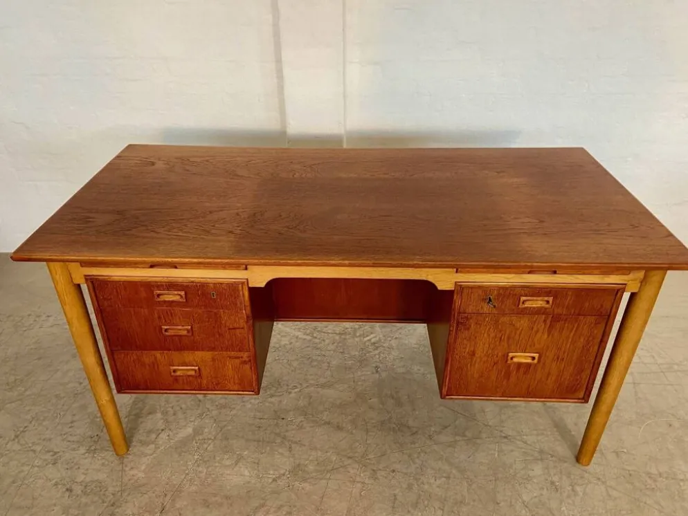 Vintage Danish desk in teak and oak by Børge Mogensen for Søborg Møbelfabrik, 1960s.