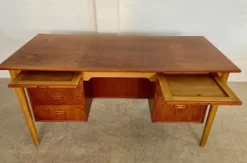 Vintage Danish desk in teak and oak by Børge Mogensen for Søborg Møbelfabrik, 1960s.