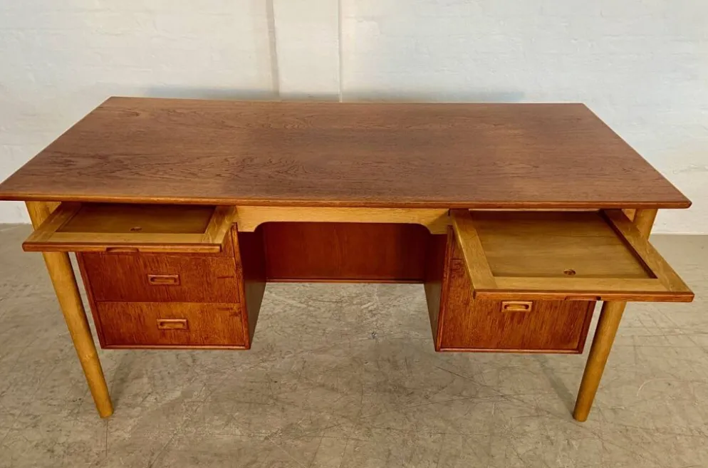 Vintage Danish desk in teak and oak by Børge Mogensen for Søborg Møbelfabrik, 1960s.