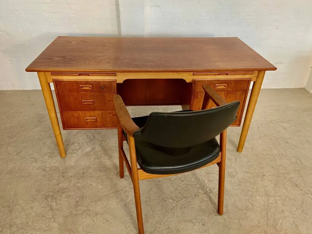 Vintage Danish desk in teak and oak by Børge Mogensen for Søborg Møbelfabrik, 1960s.