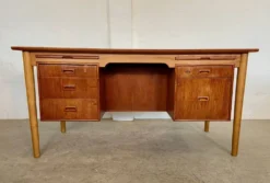 Vintage Danish desk in teak and oak by Børge Mogensen for Søborg Møbelfabrik, 1960s.