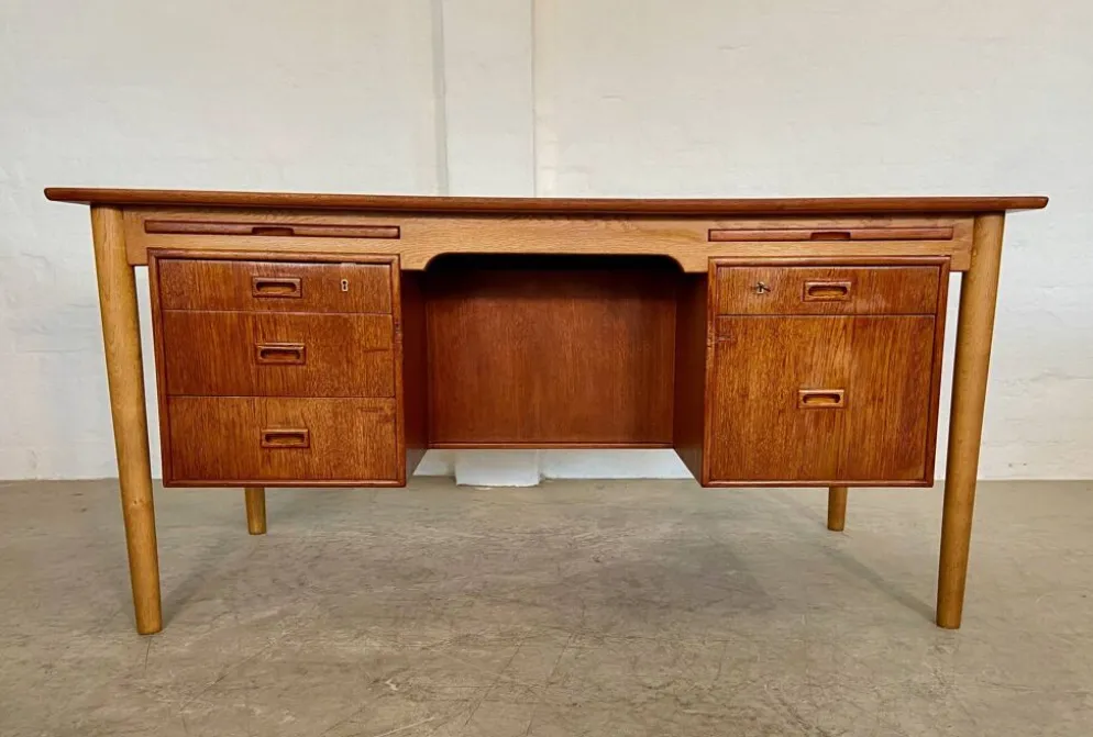 Vintage Danish desk in teak and oak by Børge Mogensen for Søborg Møbelfabrik, 1960s.