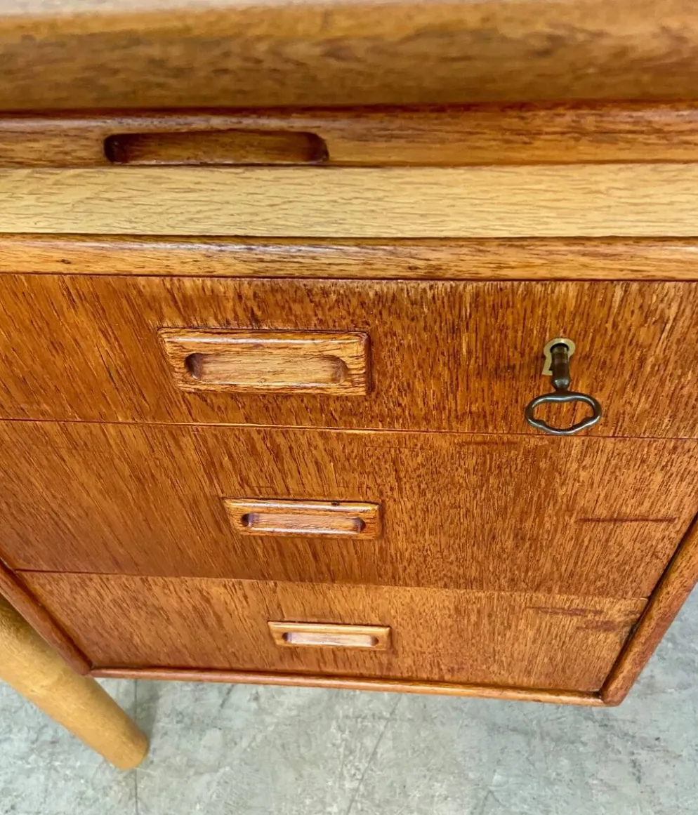 Vintage Danish desk in teak and oak by Børge Mogensen for Søborg Møbelfabrik, 1960s.