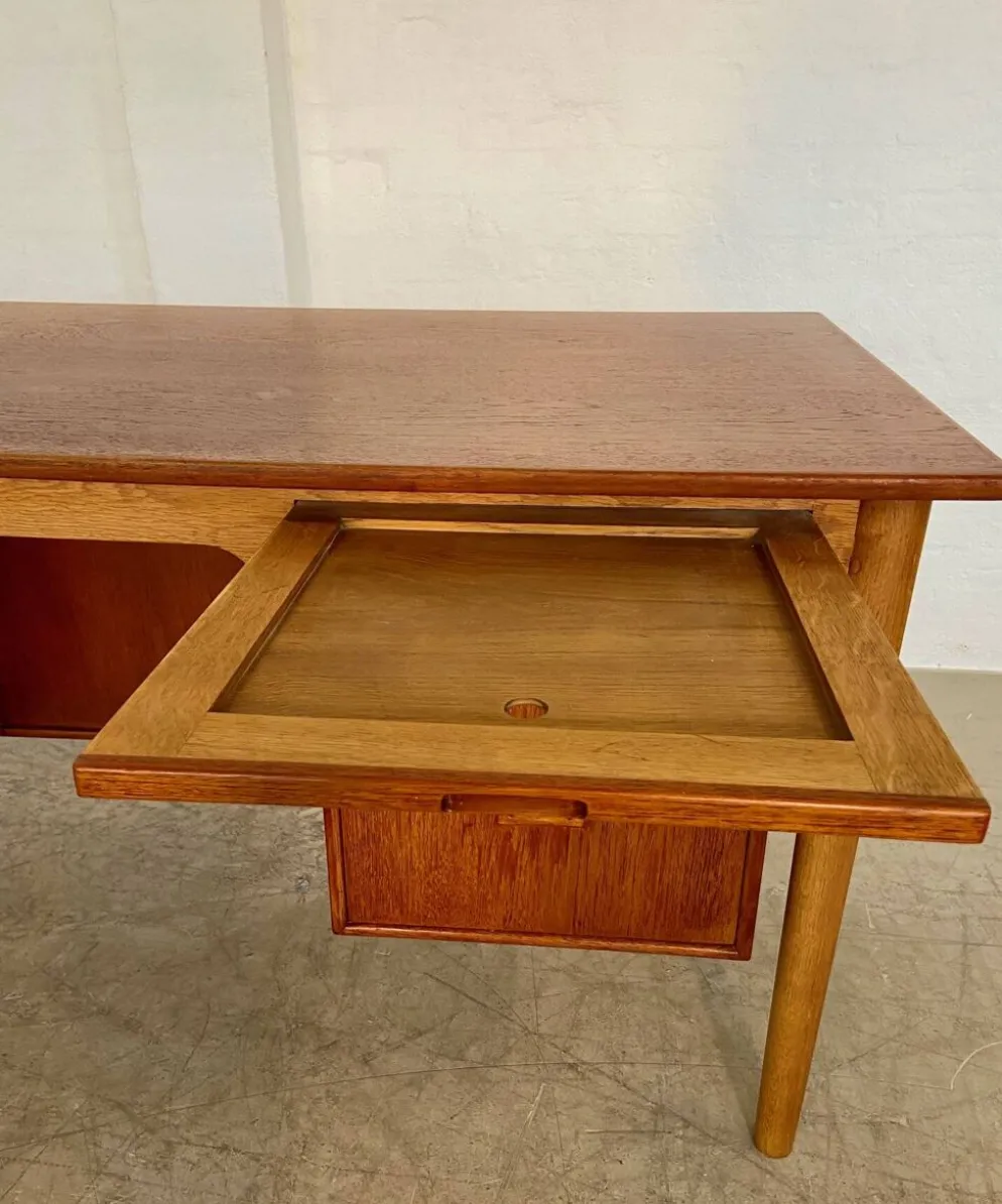 Vintage Danish desk in teak and oak by Børge Mogensen for Søborg Møbelfabrik, 1960s.
