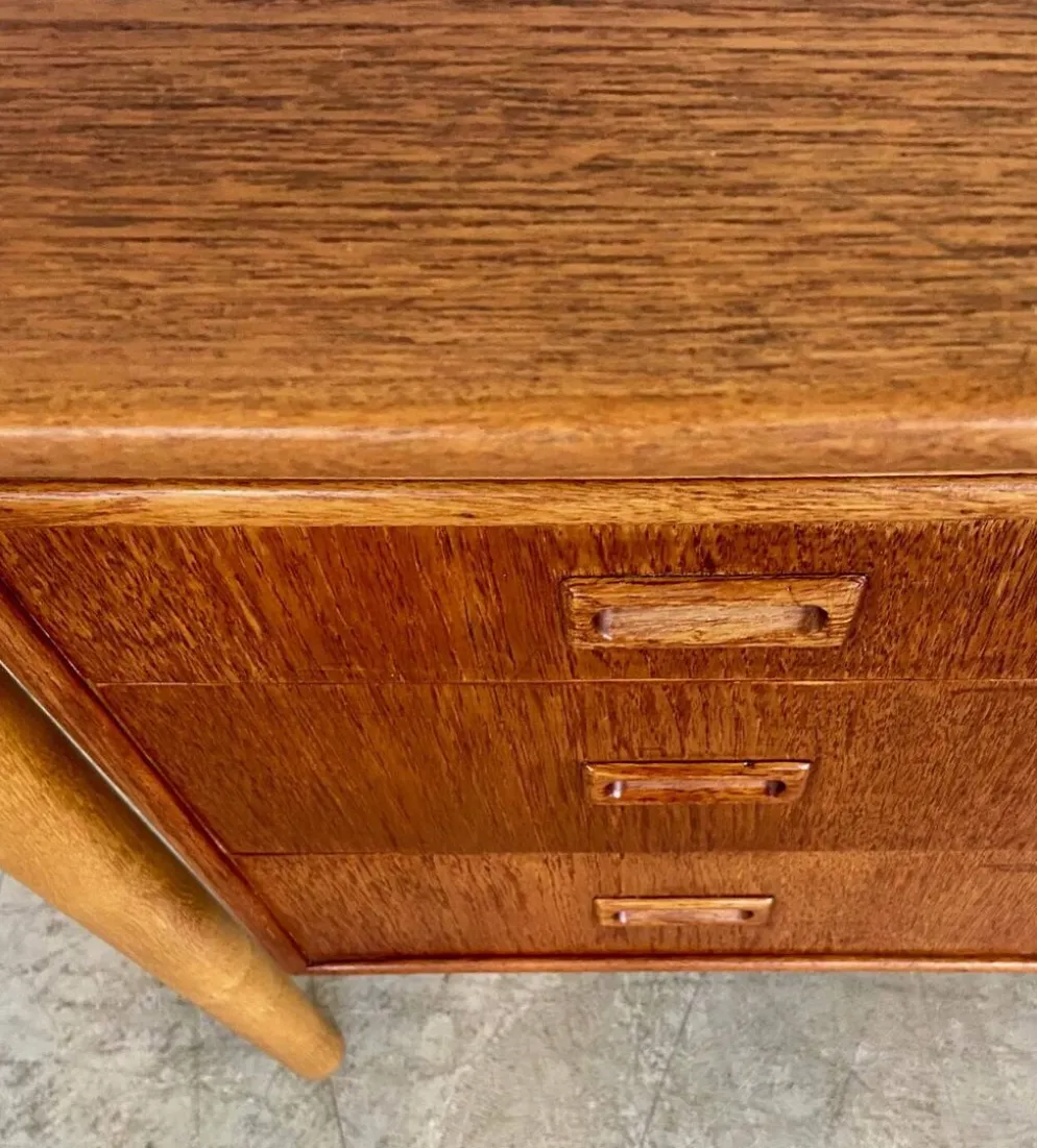 Vintage Danish desk in teak and oak by Børge Mogensen for Søborg Møbelfabrik, 1960s.