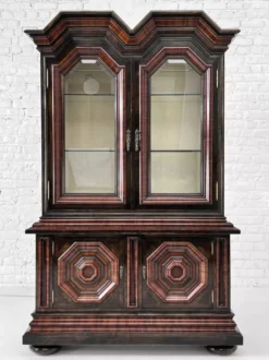Vitrine ancienne en bois, verre biseauté et velours