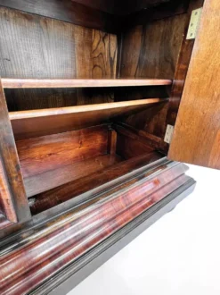 Vitrine ancienne en bois, verre biseauté et velours