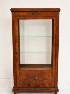 Vitrine ancienne en loupe d’orme et bronzés dorés - Style Napoléon III
