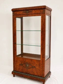 Vitrine ancienne en loupe d’orme et bronzés dorés - Style Napoléon III