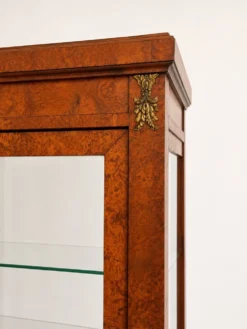 Vitrine ancienne en loupe d’orme et bronzés dorés - Style Napoléon III