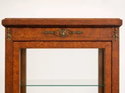 Vitrine ancienne en loupe d’orme et bronzés dorés - Style Napoléon III