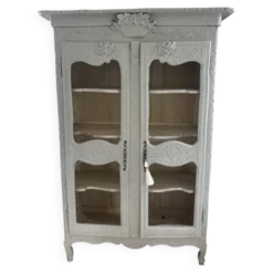 Vitrine ancienne française en bois sculpté avec portes en treillis métallique.