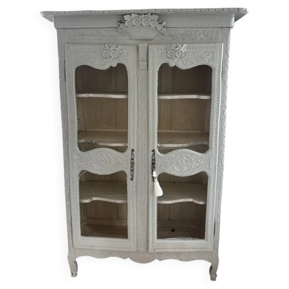 Vitrine ancienne française en bois sculpté avec portes en treillis métallique.