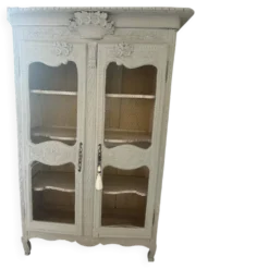 Vitrine ancienne française en bois sculpté avec portes en treillis métallique.