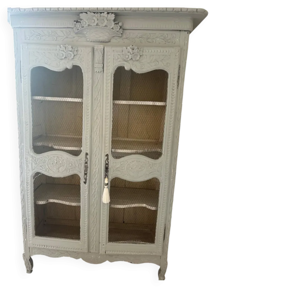Vitrine ancienne française en bois sculpté avec portes en treillis métallique.