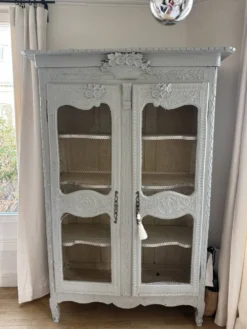 Vitrine ancienne française en bois sculpté avec portes en treillis métallique.