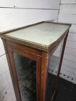 Vitrine ancienne style transition Louis XV-Louis XVI en Acajou