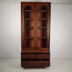 Vitrine anglaise de la fin du 19e siècle avec portes vitrées et tiroirs
