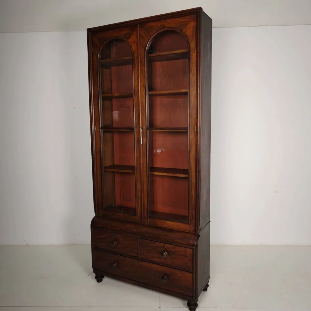 Vitrine anglaise de la fin du 19e siècle avec portes vitrées et tiroirs