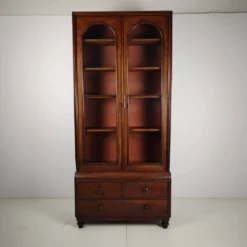 Vitrine anglaise de la fin du 19e siècle avec portes vitrées et tiroirs