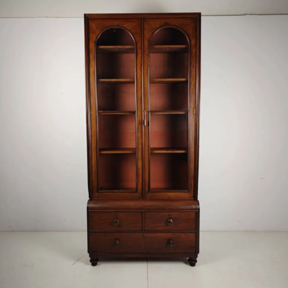 Vitrine anglaise de la fin du 19e siècle avec portes vitrées et tiroirs