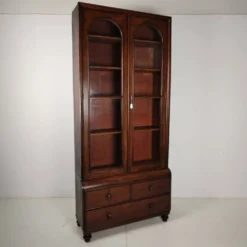 Vitrine anglaise de la fin du 19e siècle avec portes vitrées et tiroirs