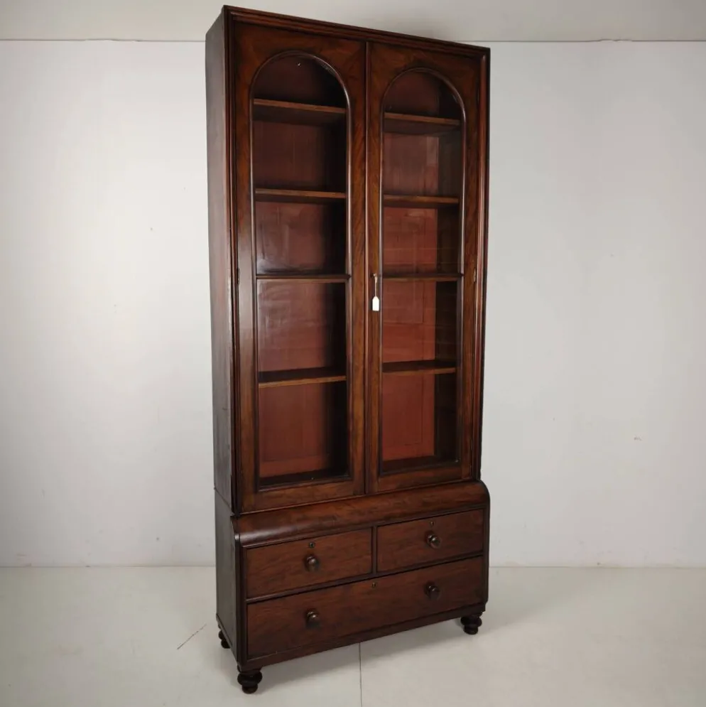 Vitrine anglaise de la fin du 19e siècle avec portes vitrées et tiroirs