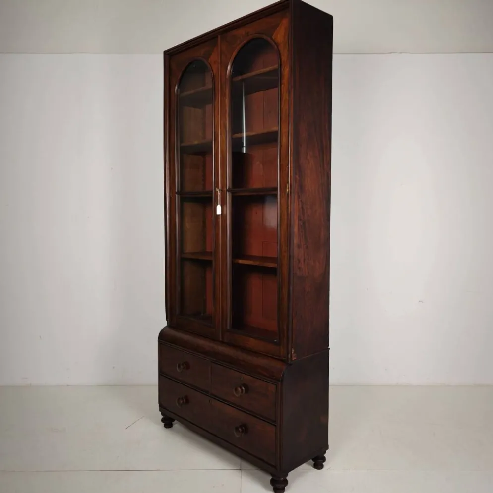 Vitrine anglaise de la fin du 19e siècle avec portes vitrées et tiroirs