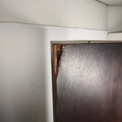 Vitrine anglaise de la fin du 19e siècle avec portes vitrées et tiroirs