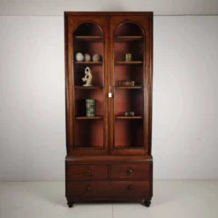 Vitrine anglaise de la fin du 19e siècle avec portes vitrées et tiroirs